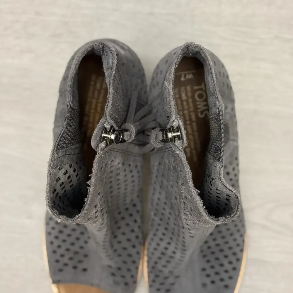 Toms Cut Out Bootie Sandal Peep Toe Zip-Up Gray Suede Stacked Heel Sandal 7M